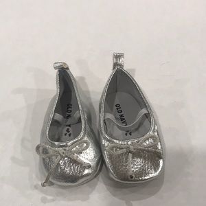 Infant silver ballerina style shoes. Approximate size 3-6 months.